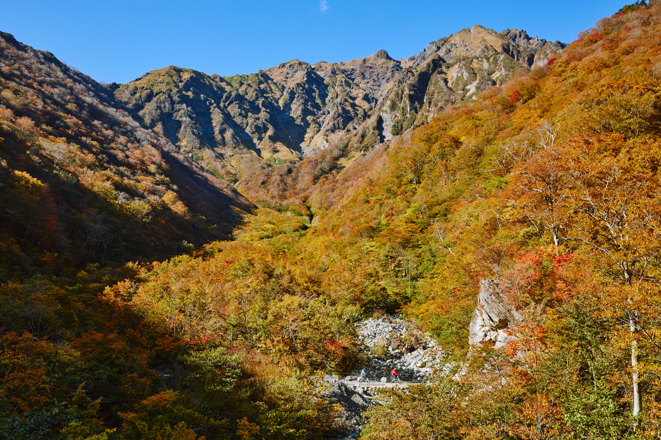 球場鋪好，舒適。 您可以遇到該地區特有的自然現象，例如可以感受到來自古老地層的冷空氣的景點