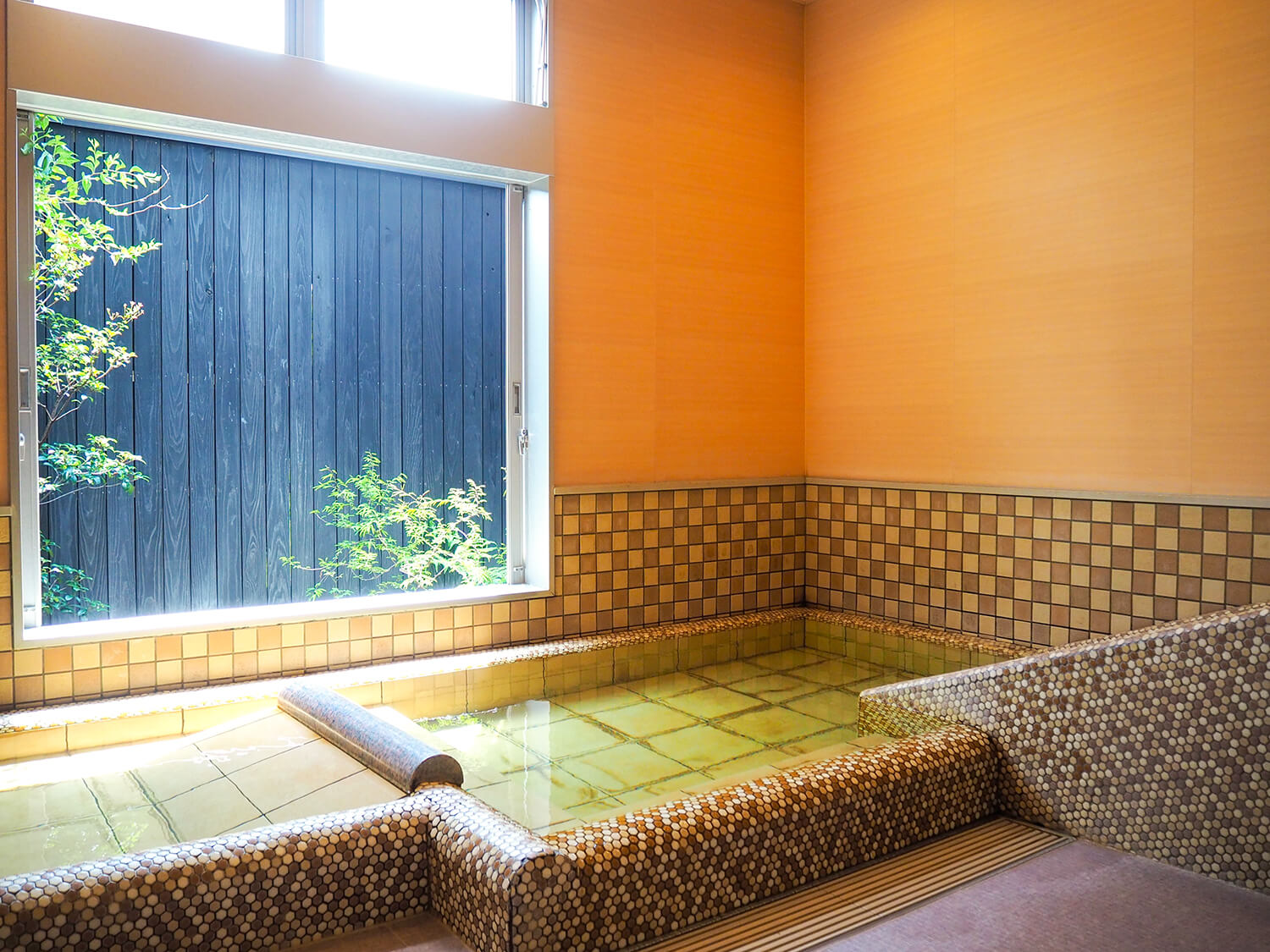 有許多童話主題的家庭浴場。 在「金太郎之湯」，您可以享受滑梯和睡眠浴