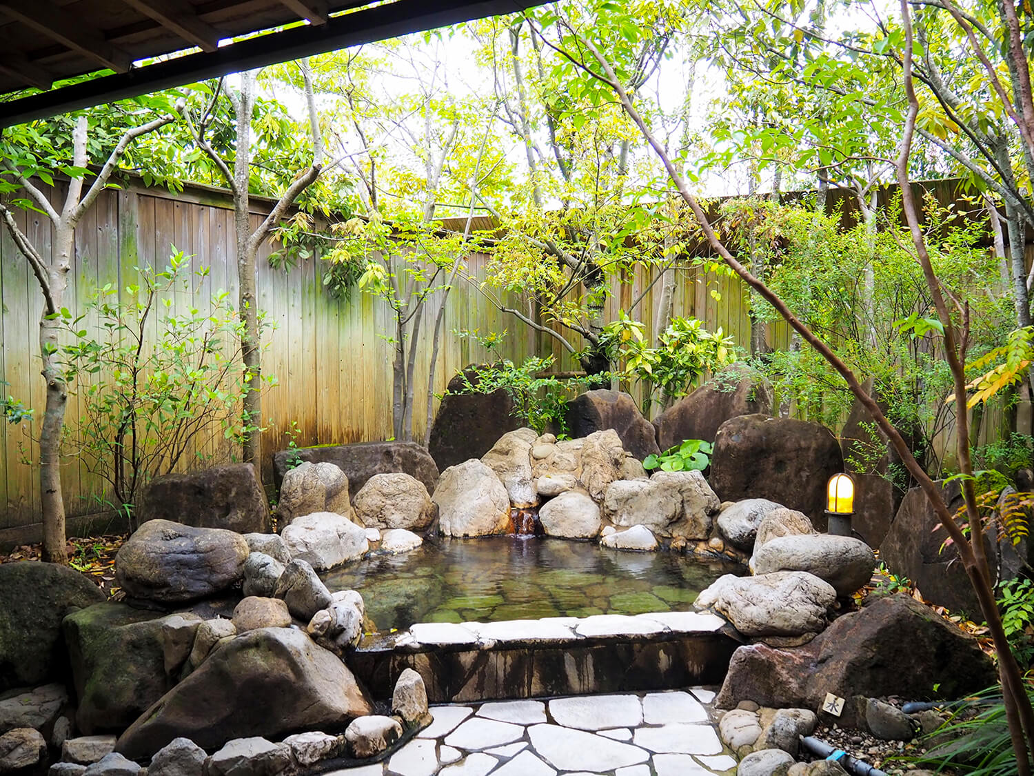 總共有21間房間。 所有設施皆有露天溫泉場、室內浴室及廁所（JPY2000至JPY4700小時）。