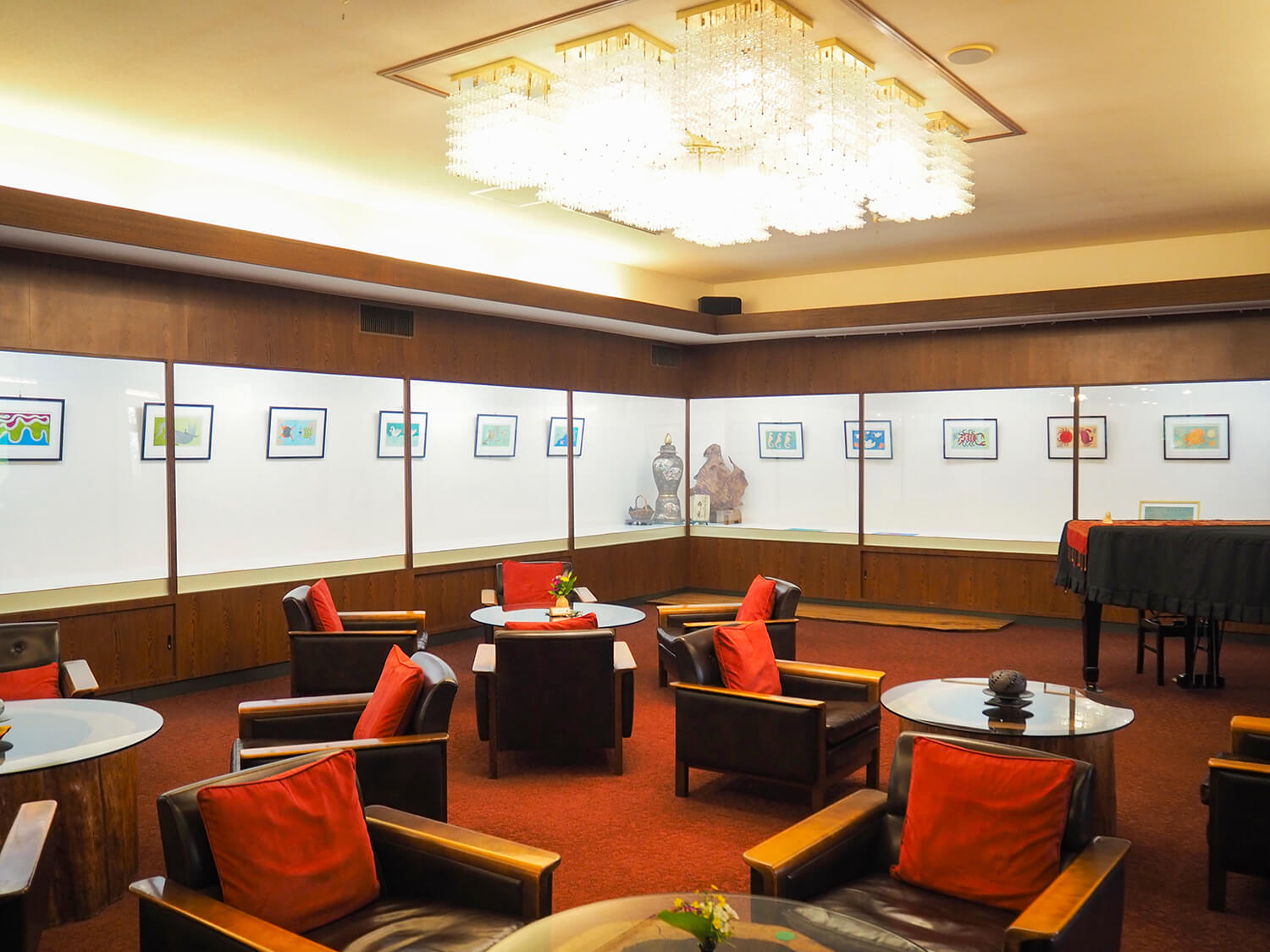 大廳展示業主擁有的國內和國際藝術品和照片