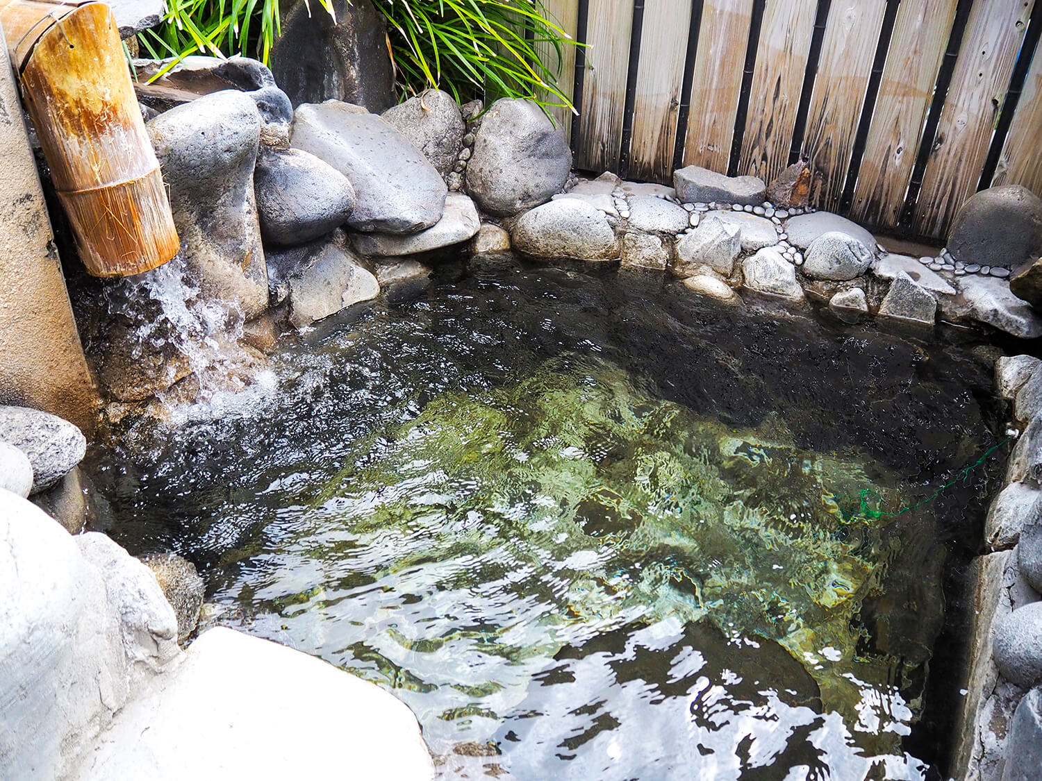 一座露露天溫泉，泉水自由流動