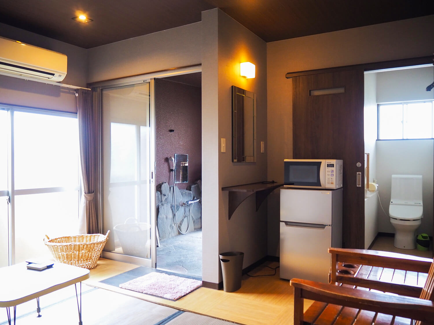 設有露天溫泉場及室內浴室（每小時JPY1500間），配備電視、廁所、空調及Wi-Fi