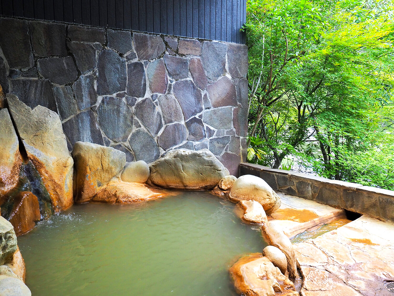 Kasemi（JPY3800/90分鐘）的房間設有露天溫泉、室內浴室（熱水與水浴）及露臺