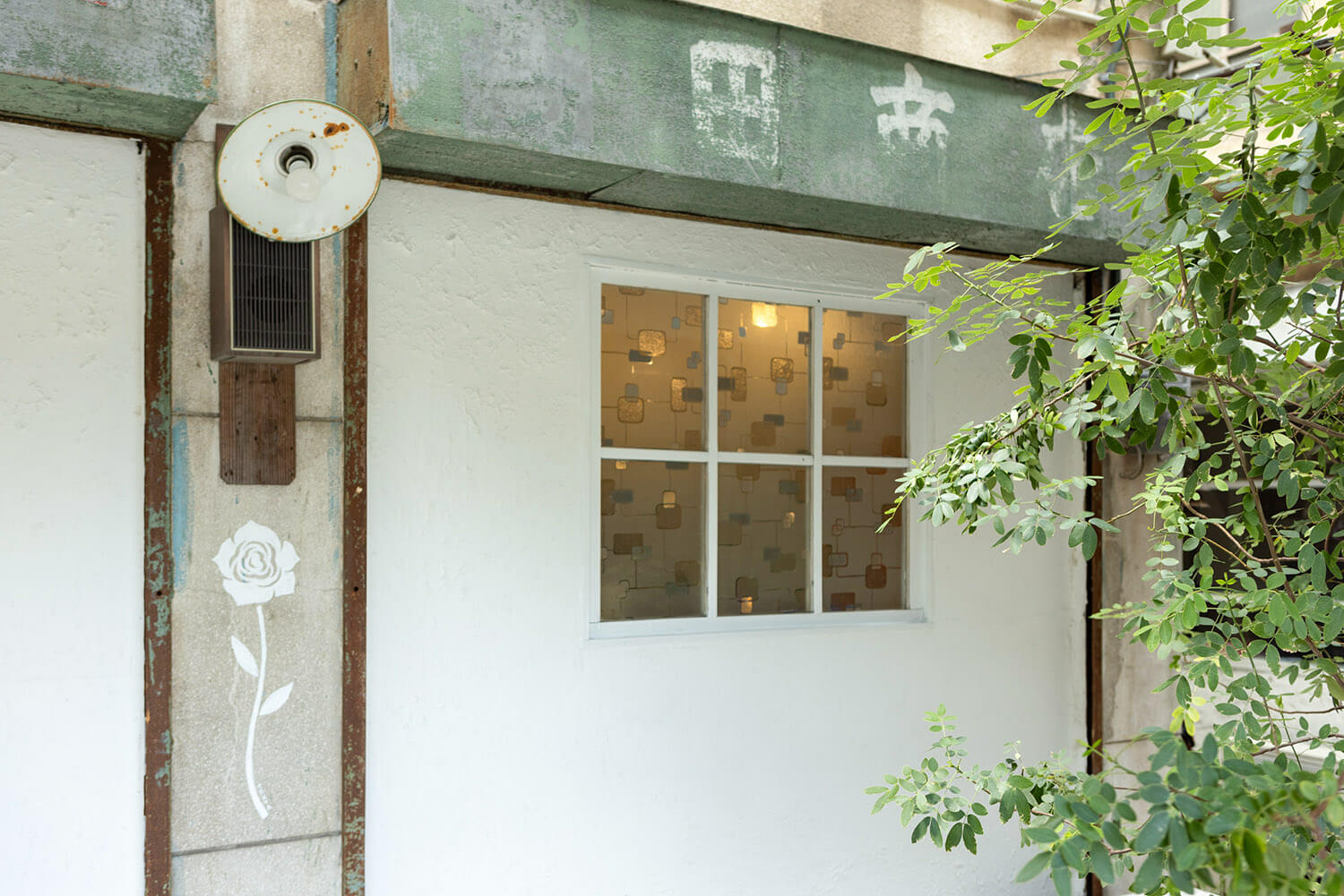 混凝土地板和牆壁描繪了當代藝術家的作品