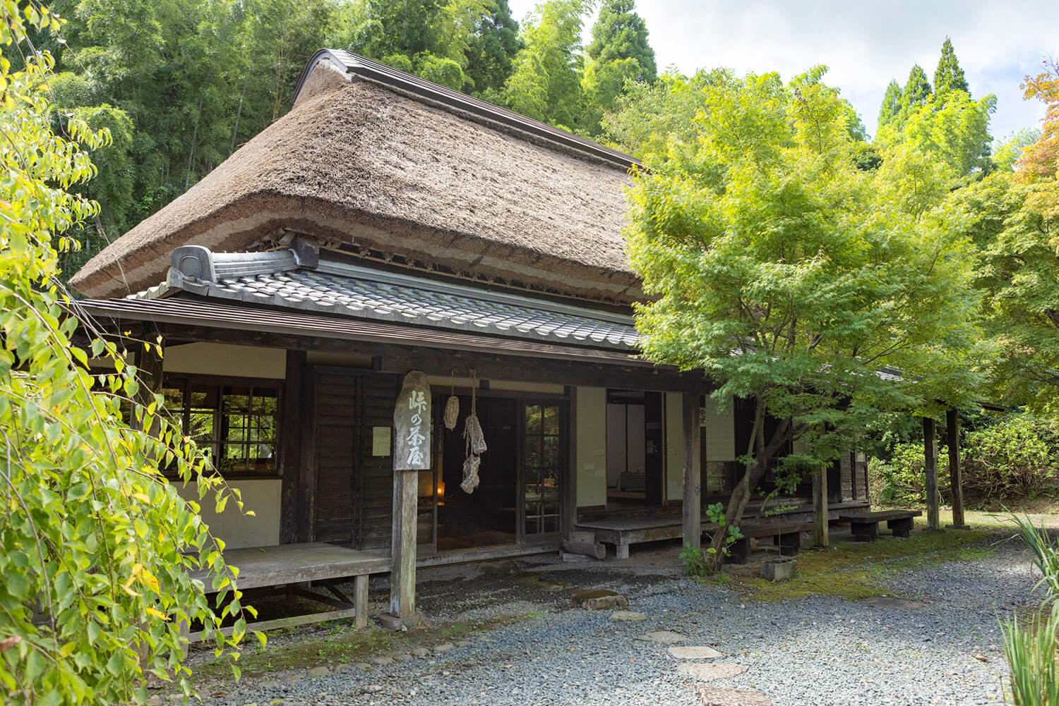 美麗的茶館，茅草屋頂維護得很好
