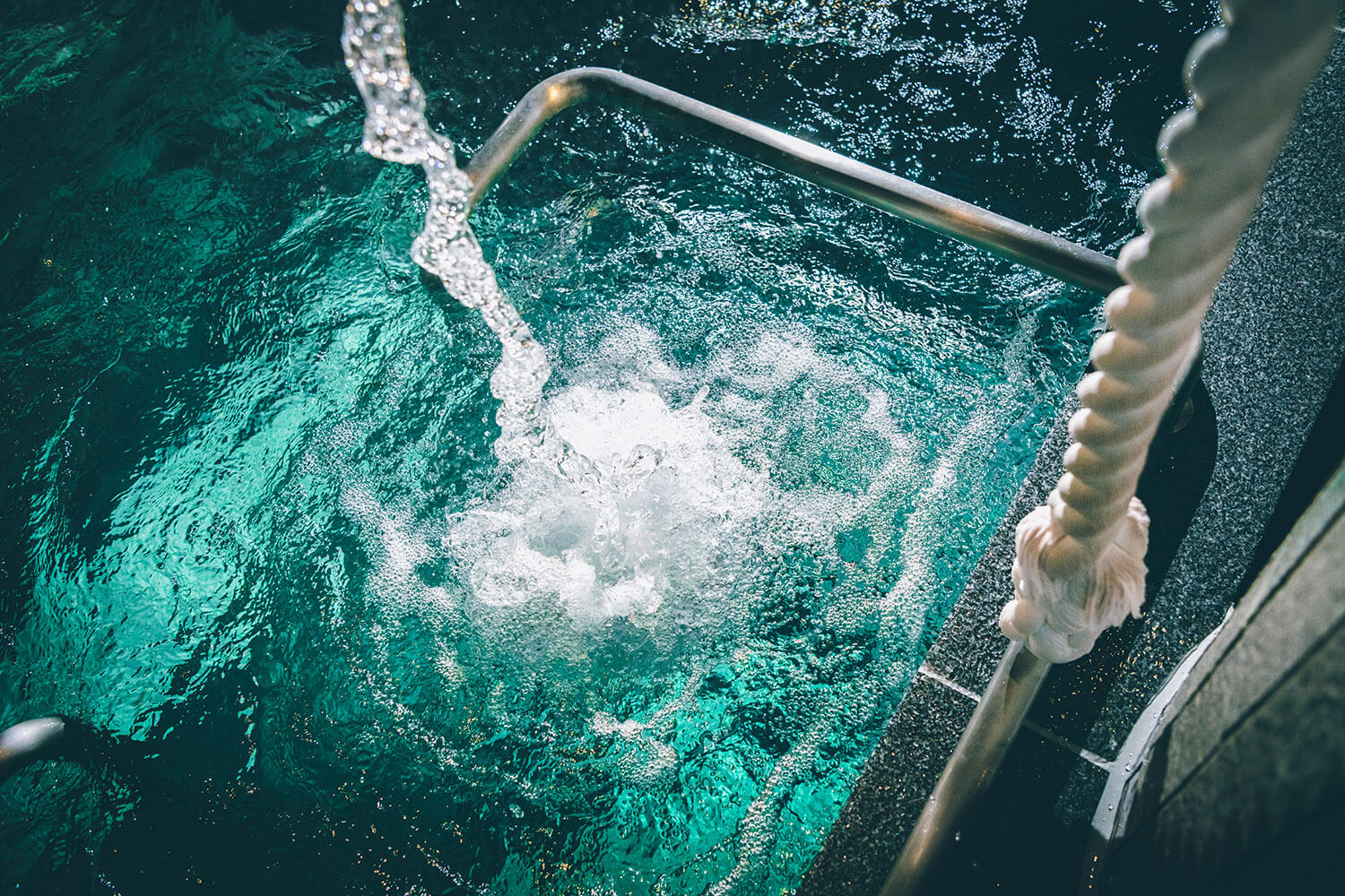 在男女冷水浴中按下「MAD MAX」按鈕時，冰冷的地下水會以強烈的力量落下