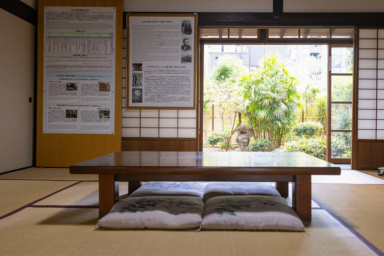 從入口處與兩個房間相連的日式房間之外，還有一個樹木茂密的花園