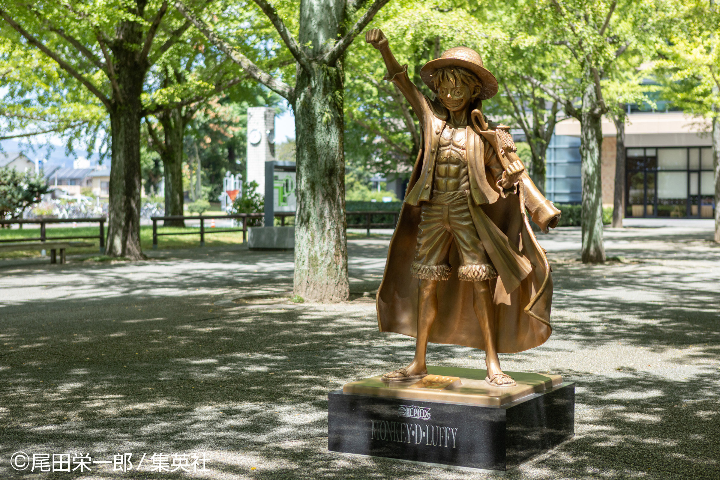 真人大小的魯夫雕像。 很多人都以同樣的姿勢拍攝紀念照