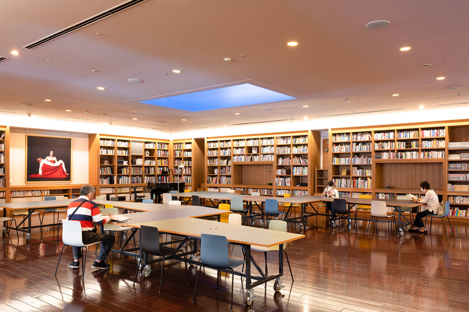 一個家庭畫廊，空間本身就是一件藝術品。 您可以瀏覽從藝術書籍到漫畫的所有內容<br>瑪麗娜·阿布拉莫維奇，人類圖書館，2002 © 年，瑪麗娜·阿布拉莫維奇，熊本市當代藝術博物館詹姆斯·特雷爾，《MILK RUN SKY》，熊本市當代藝術博物館，2002 年