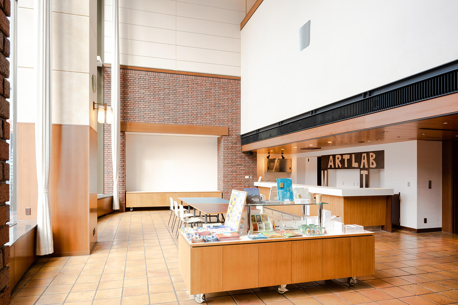 如欲確認Art Lab Market工作坊的實施情況及預約參與，請瀏覽網站或電話。