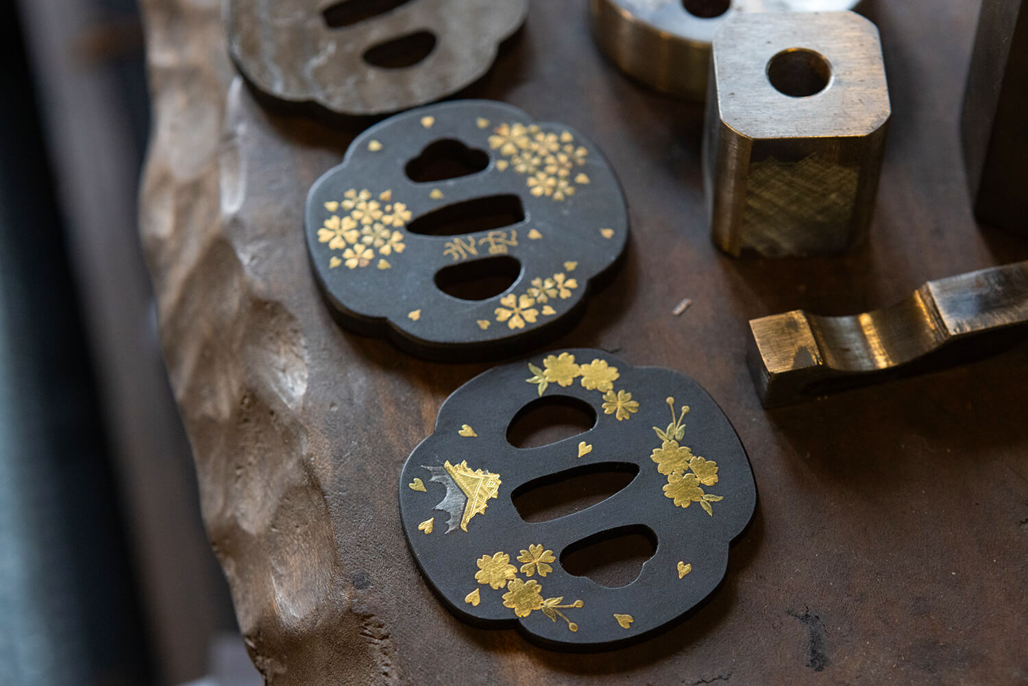 純金裝飾精緻美觀，皮帶扣（定製）模仿劍刃。 胸針和吊墜從 JPY7000 件出售