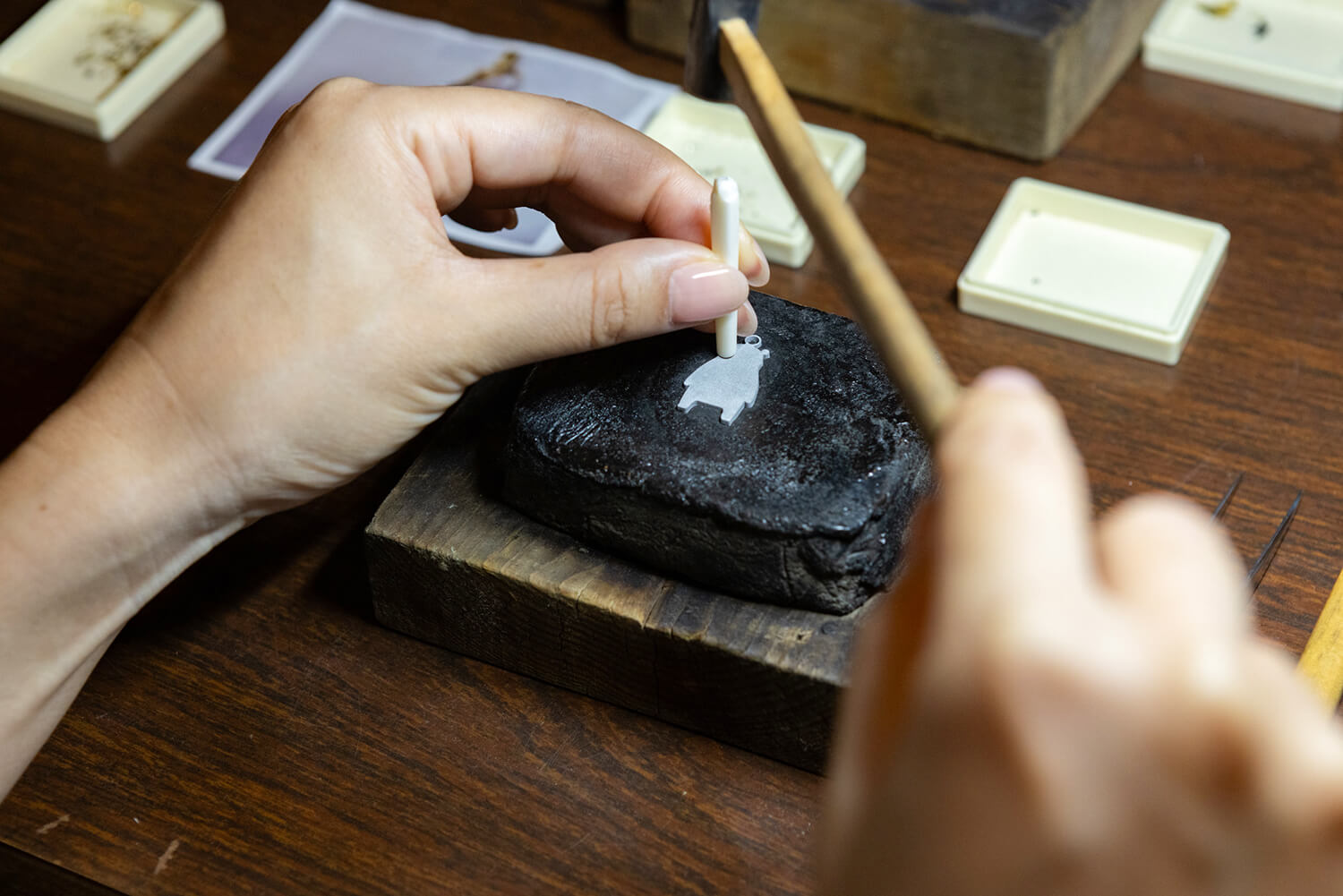 熊獸的鑲嵌體驗JPY4000一個人。 先把熊貓的臉頰貼在鐵板上