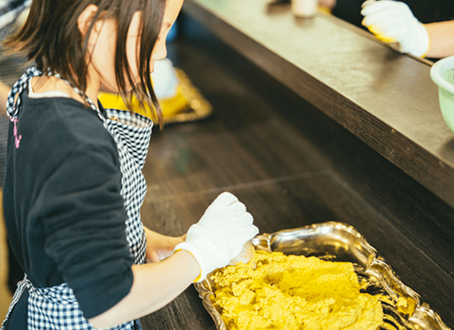 芥末蓮藕製造體驗JPY2000一個人。 你可以體驗從手工填入蓮藕到裹粉和油炸的過程。