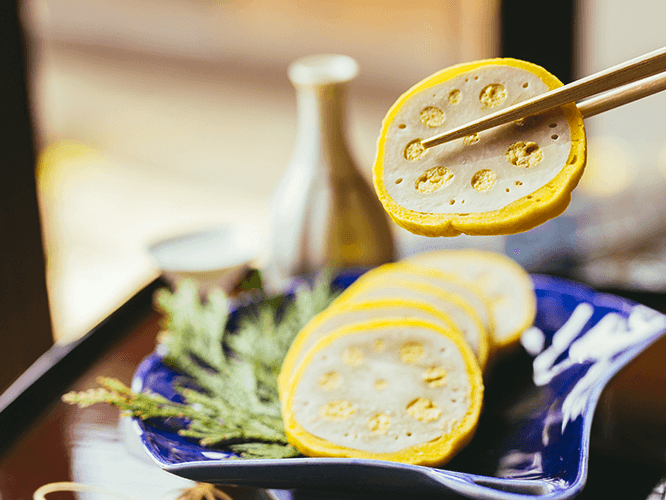 《芥菜蓮藕》JPY1080/書。 它作為適合下酒的菜餚在當地很受歡迎。