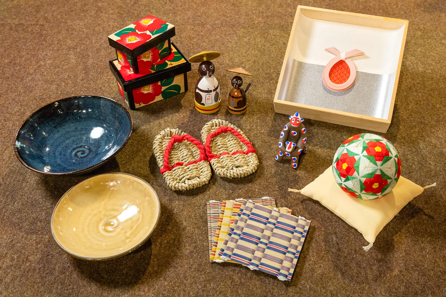 「花箱」裡有美麗的「大洋燒」器皿、山茶花圖案、「木葉猿」人偶等。