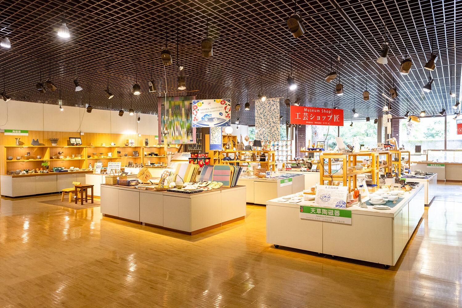 “工藝品店老闆”，作品排列在狹窄的地方。 除了銷售外，他們還接受定制和修改工藝品