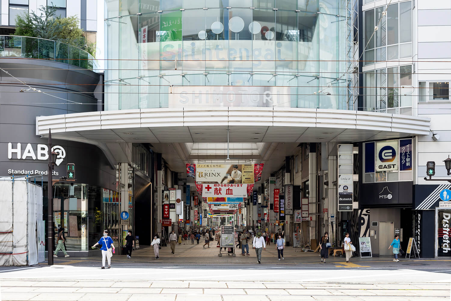 下街的入口。 下通有很多酒吧，所以傍晚後更加熱鬧。