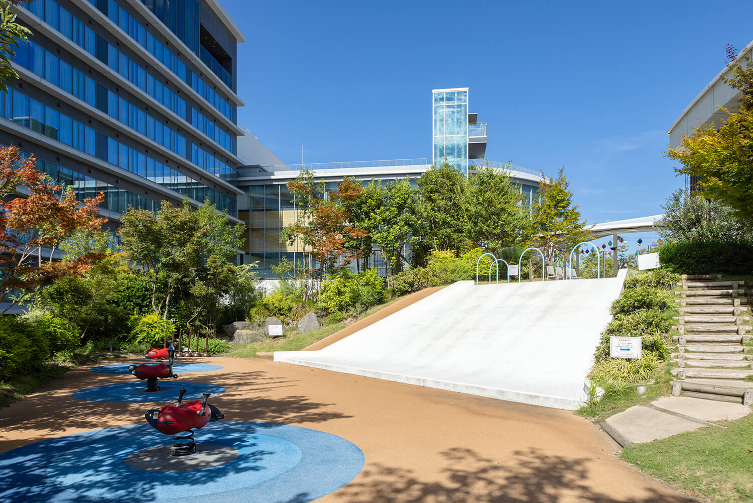 還有巨大的白色滑梯和遊樂設施，孩子們可以自由玩耍