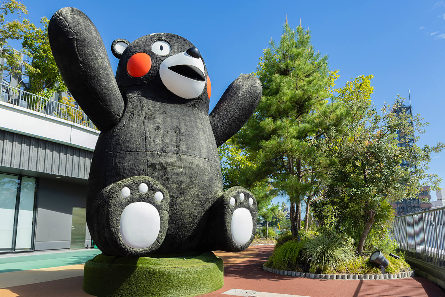 5樓的兒童露台，可以在這裡見到巨大的熊本熊。 從櫻町花園下山時，請使用外樓梯