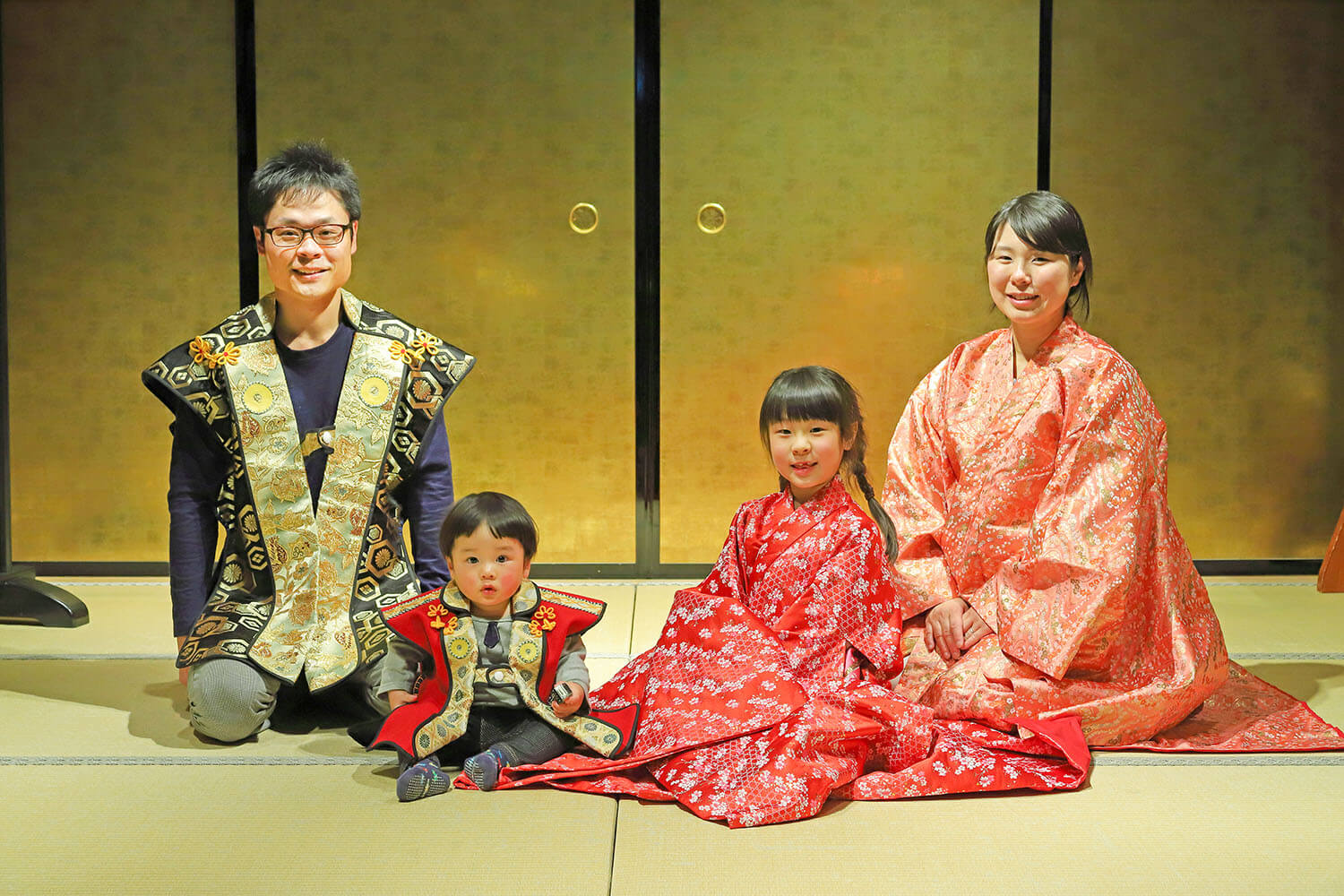 在「博物館輕鬆穿衣」，您可以穿著古裝，在金色折疊屏風攤位拍照