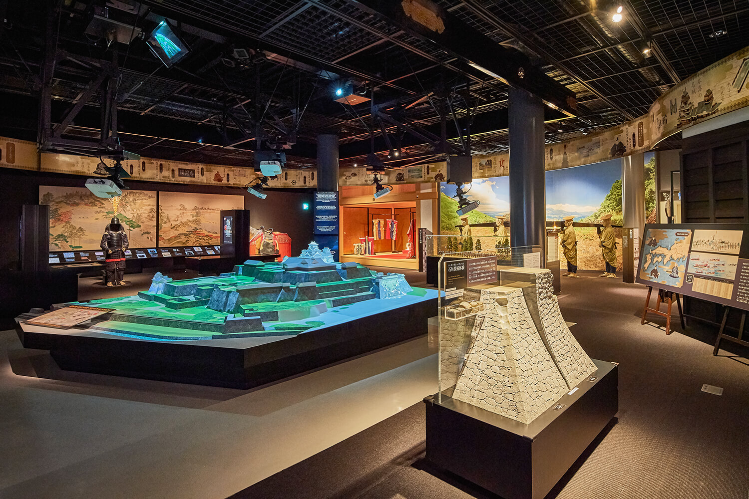 一樓的展覽室。 二樓有一座“物語宮”，上演戲劇