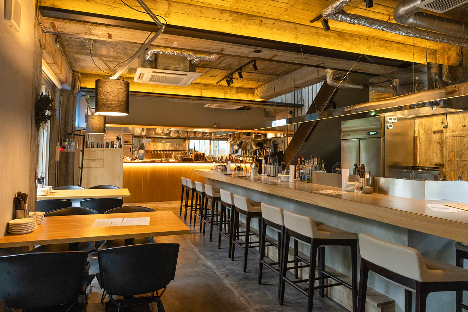 一樓有吧台、桌子和露台，二樓也有桌子。