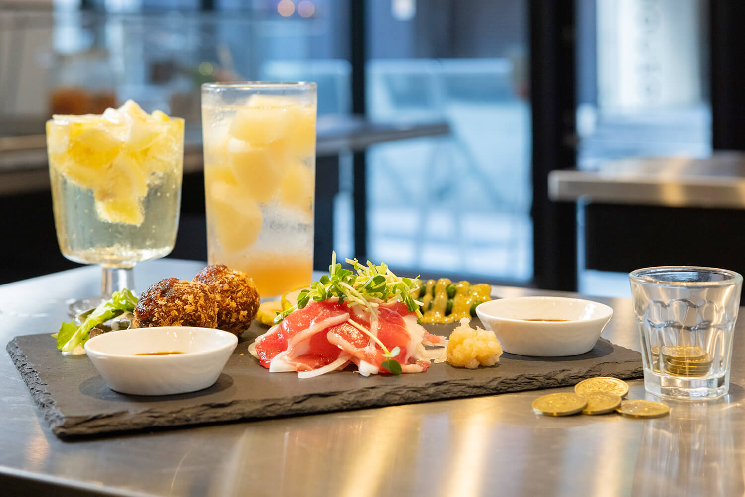 JPY1200「當地套餐」和非常受歡迎的「Bubbly Sour」檸檬和白桃各550日元