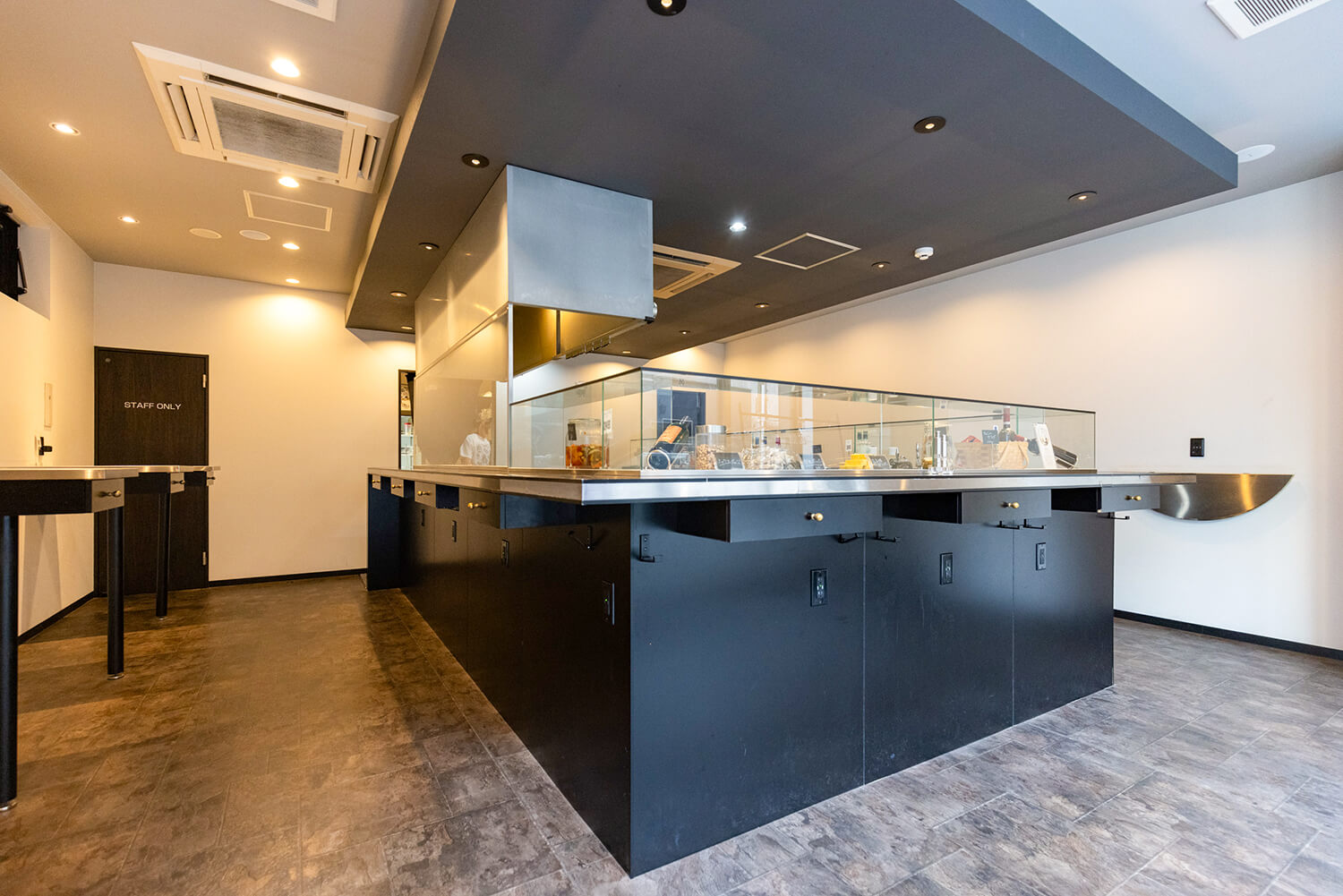 越晚，第二家店和第三家店的人就越多