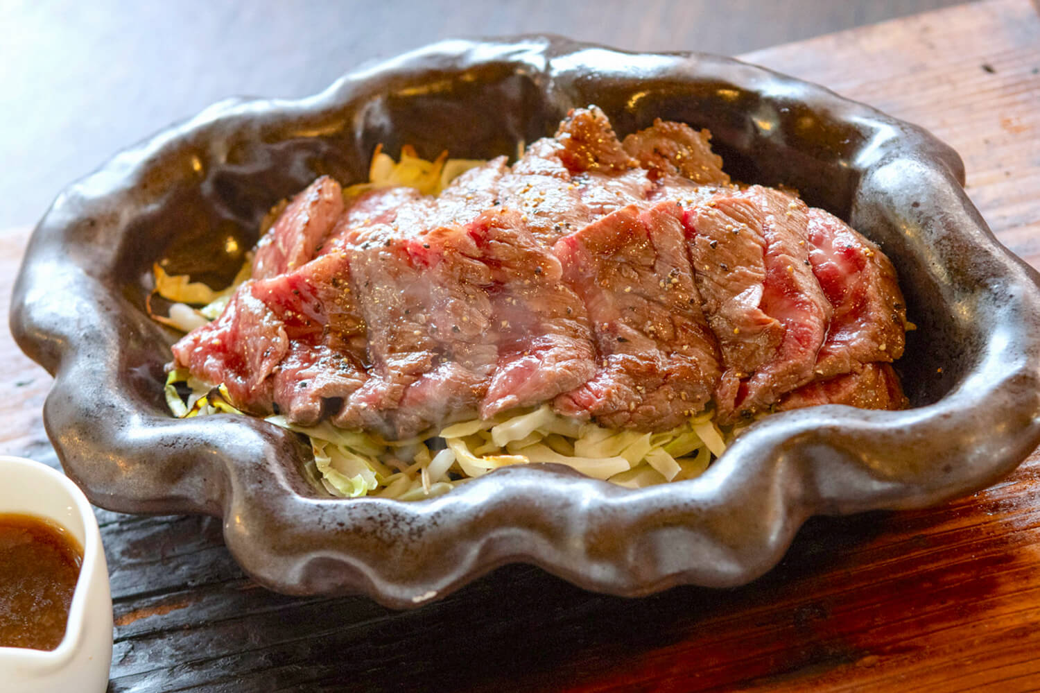 「熊本縣產的紅牛肉在陶瓷盤上烤」JPY3160。 淋上日本醬