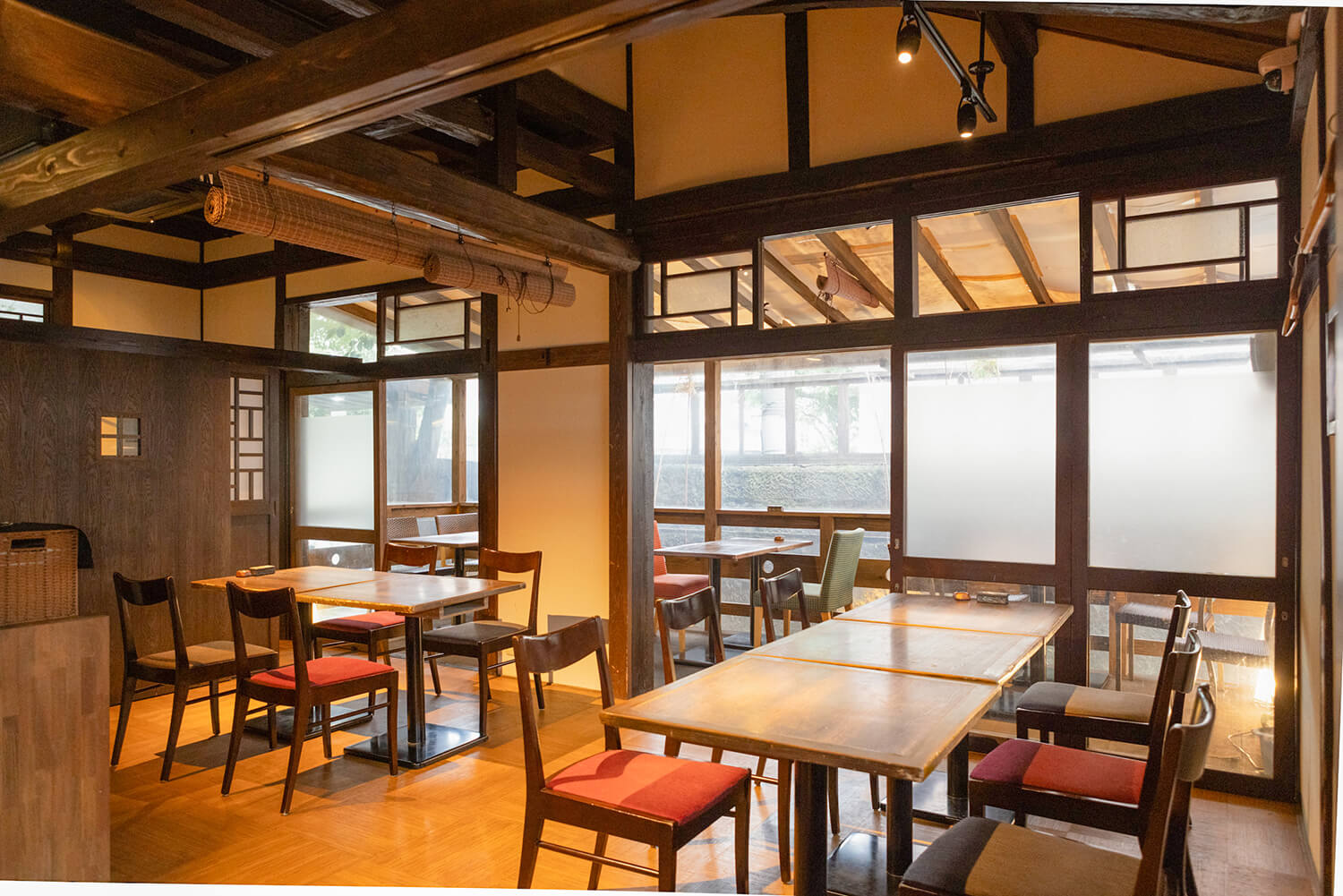 一樓有桌子座位。 後面有玻璃幕牆的露台座位，還有包廂