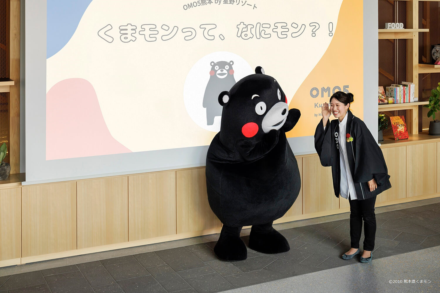 你可以在三樓的OMO Base社區周邊地圖前遇見熊衛。 無需提前預約