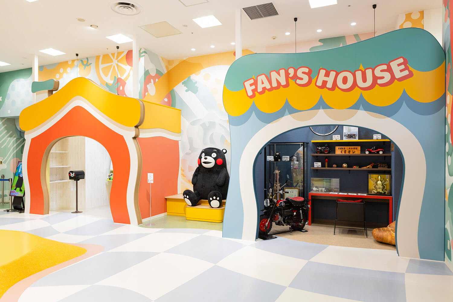 在名為「FAN'S HOUSE」的展位上，熊本熊展示了朋友送給他的珍品以及與公司合作的產品