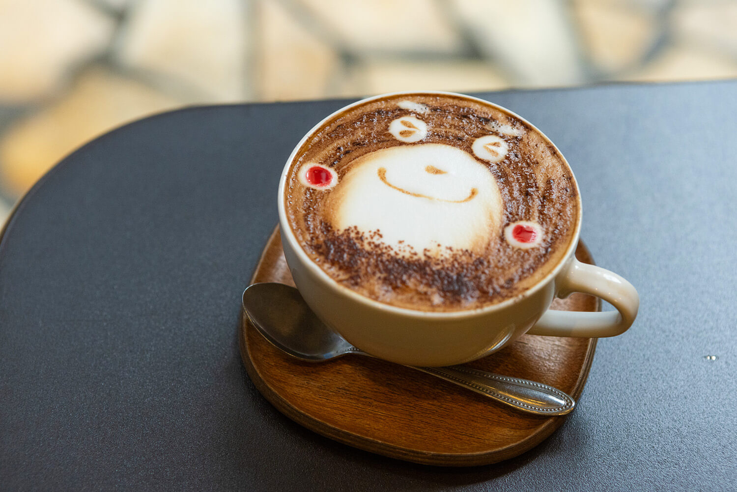 「拿鐵咖啡」500日圓。 此外，「焦糖拿鐵」和「蜂蜜拿鐵」也可以用於熊本熊拿鐵藝術，每個600日圓。