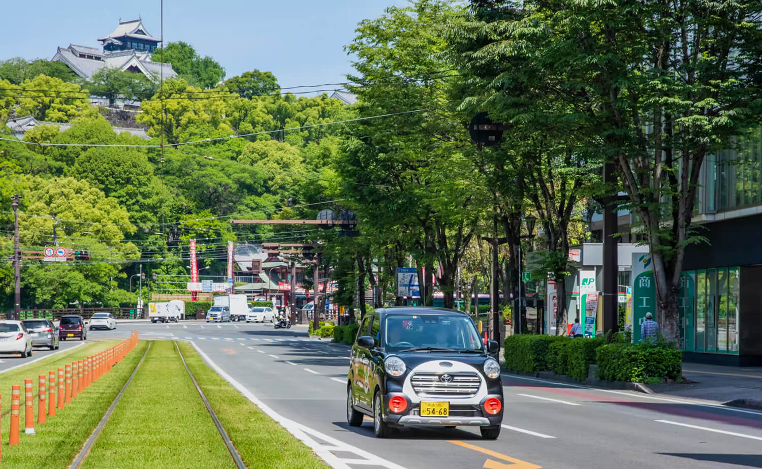 熊本熊租車在熊本市的電車街（縣道28號線）上運行。 一半的用戶是外國遊客