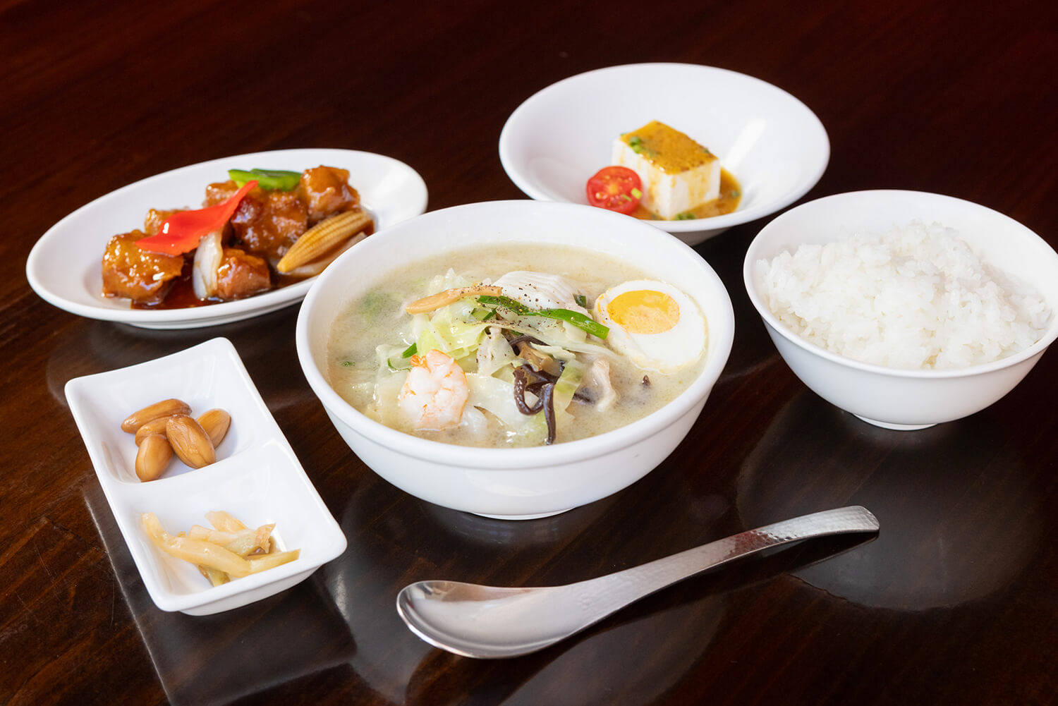 最受歡迎的午餐JPY1480是大平燕子和醋排骨套餐（supaico）