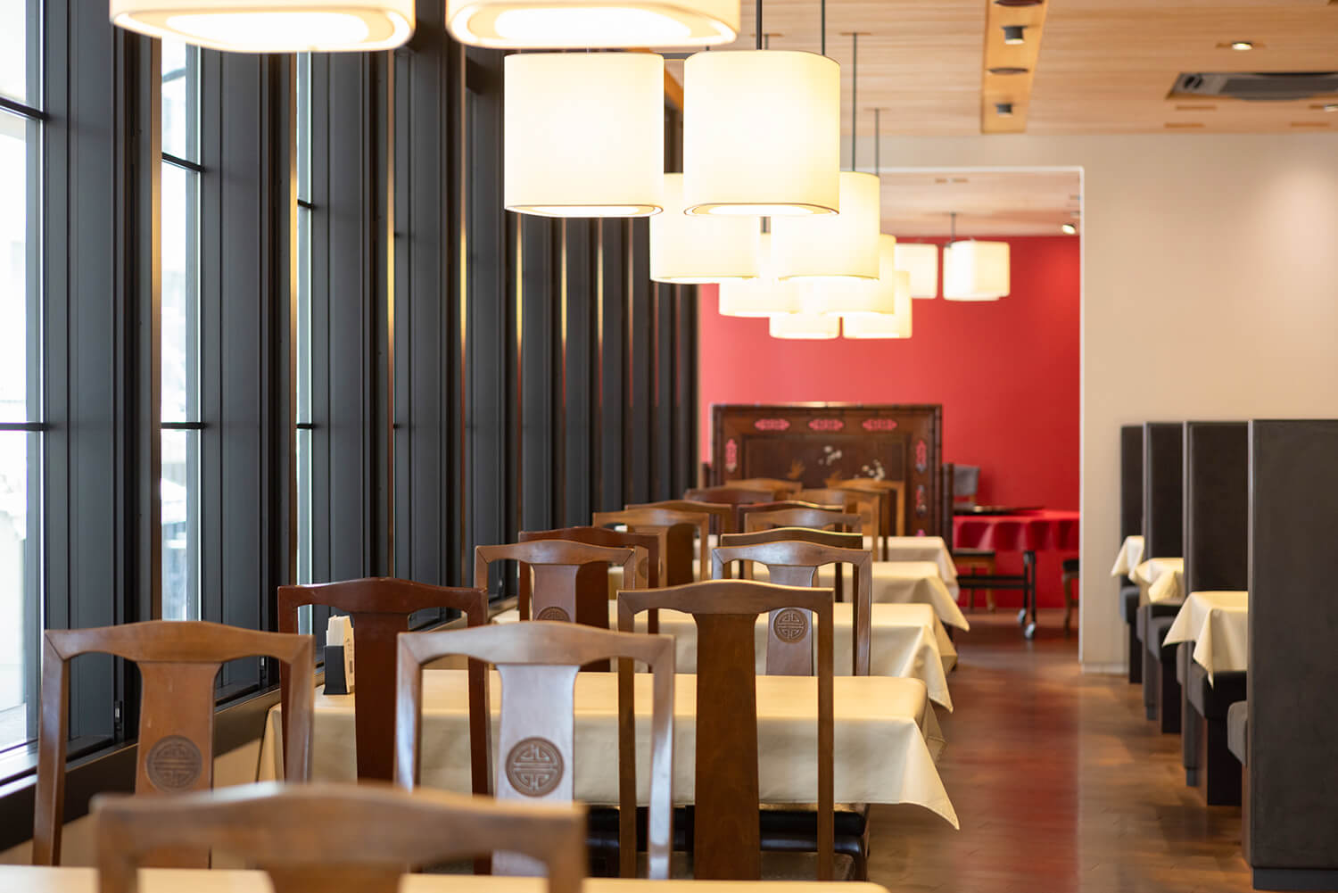 從靠窗的座位可以看到下層的拱廊。 也提供帶圓桌的半私人房間。