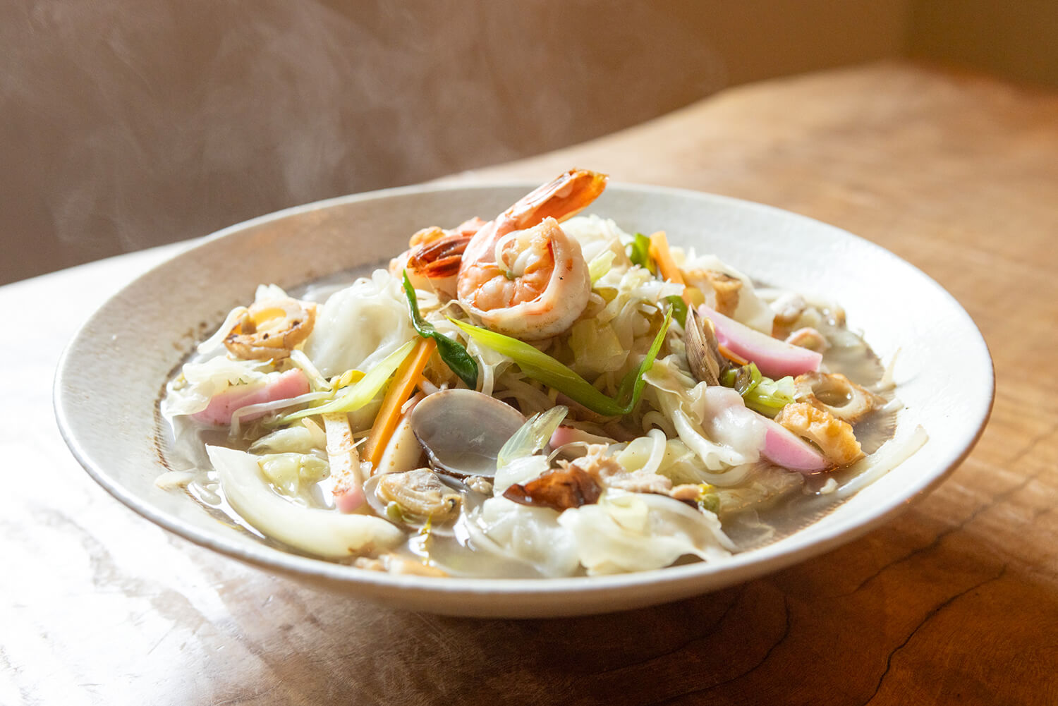 午餐限定「天草大王高湯海鮮醬油炒麵」JPY1200。 附沙拉、泡菜、咖啡或茶