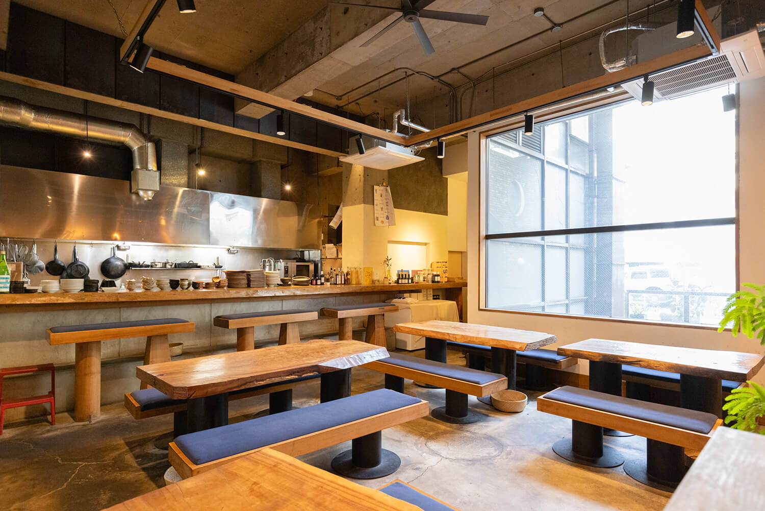 以木製家具為主的簡約現代內飾