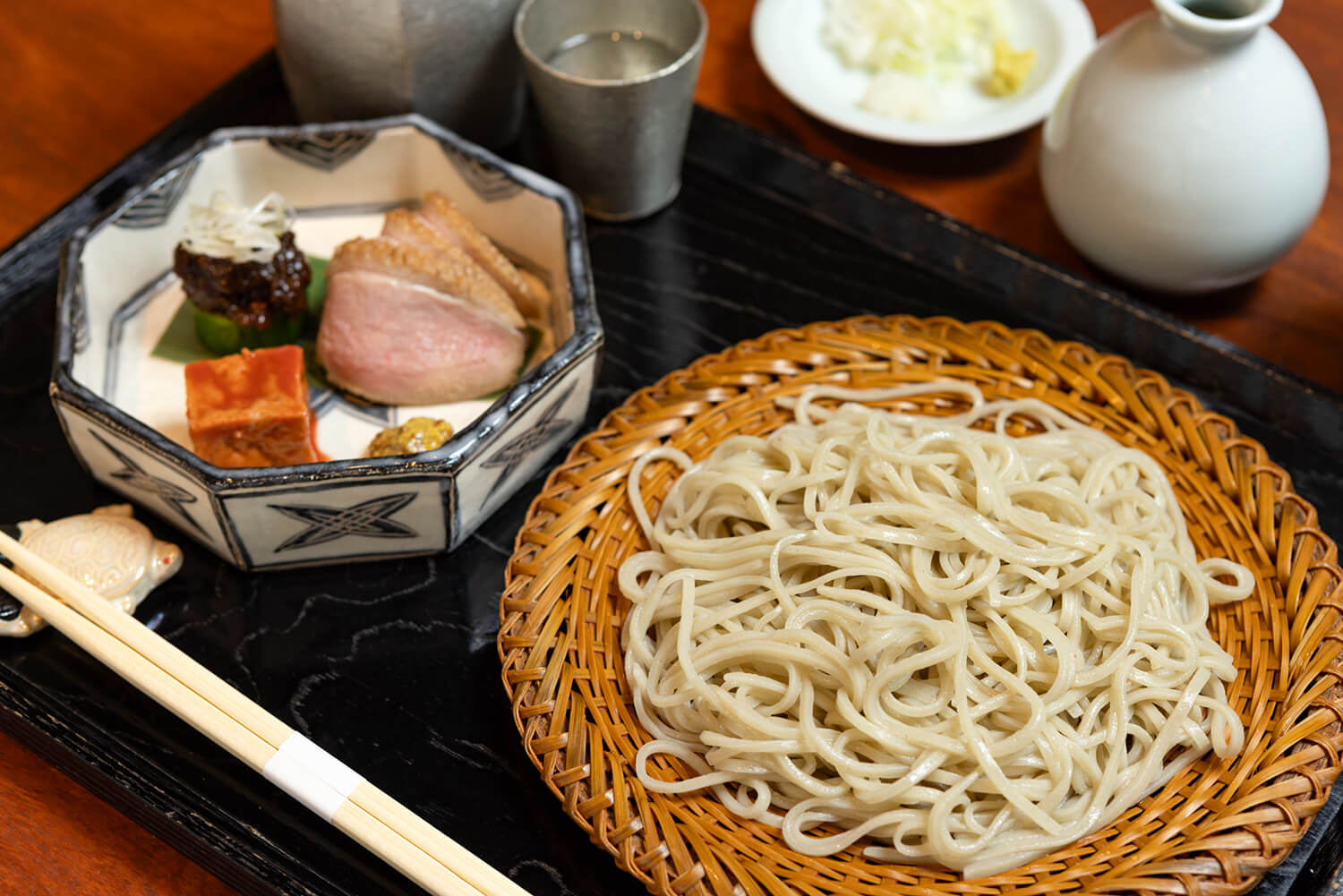 「蕎麥麵前套餐」JPY2650。 套餐包括自製鴨肉、濃稠味噌、三種類似豆腐的小菜、日本酒和蕎麥麵。