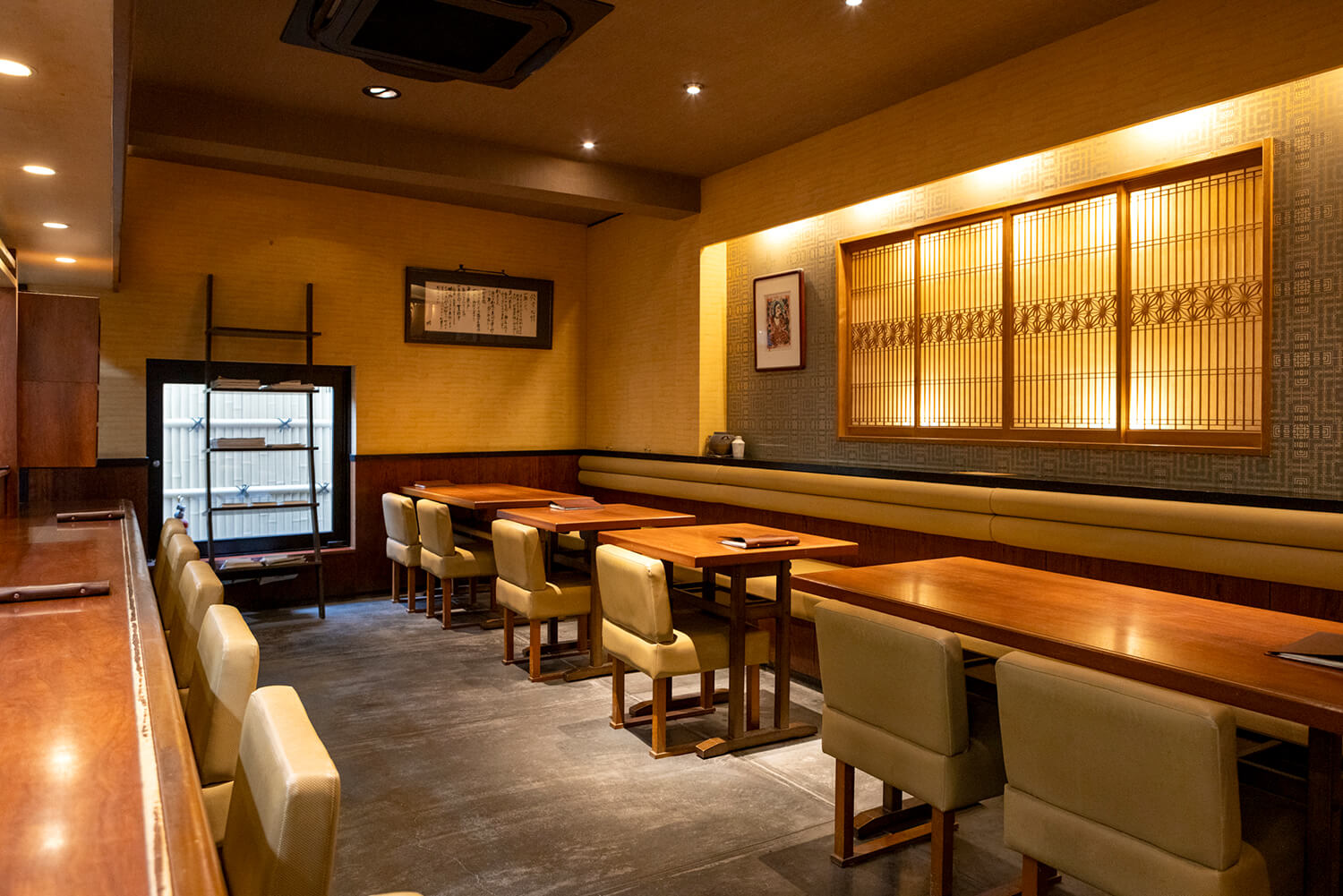 店內充滿日式氛圍，有桌子座位和吧台座位