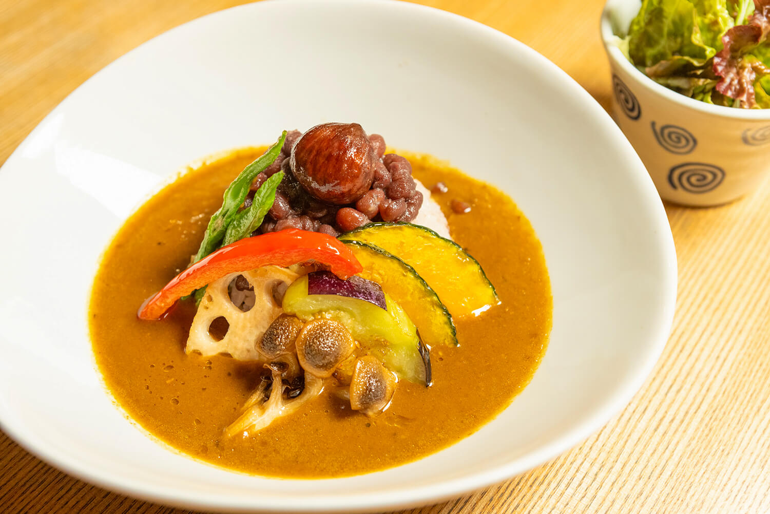 「熊本澀栗紅豆咖哩」配上色彩繽紛的炸蔬菜JPY1056（附沙拉）