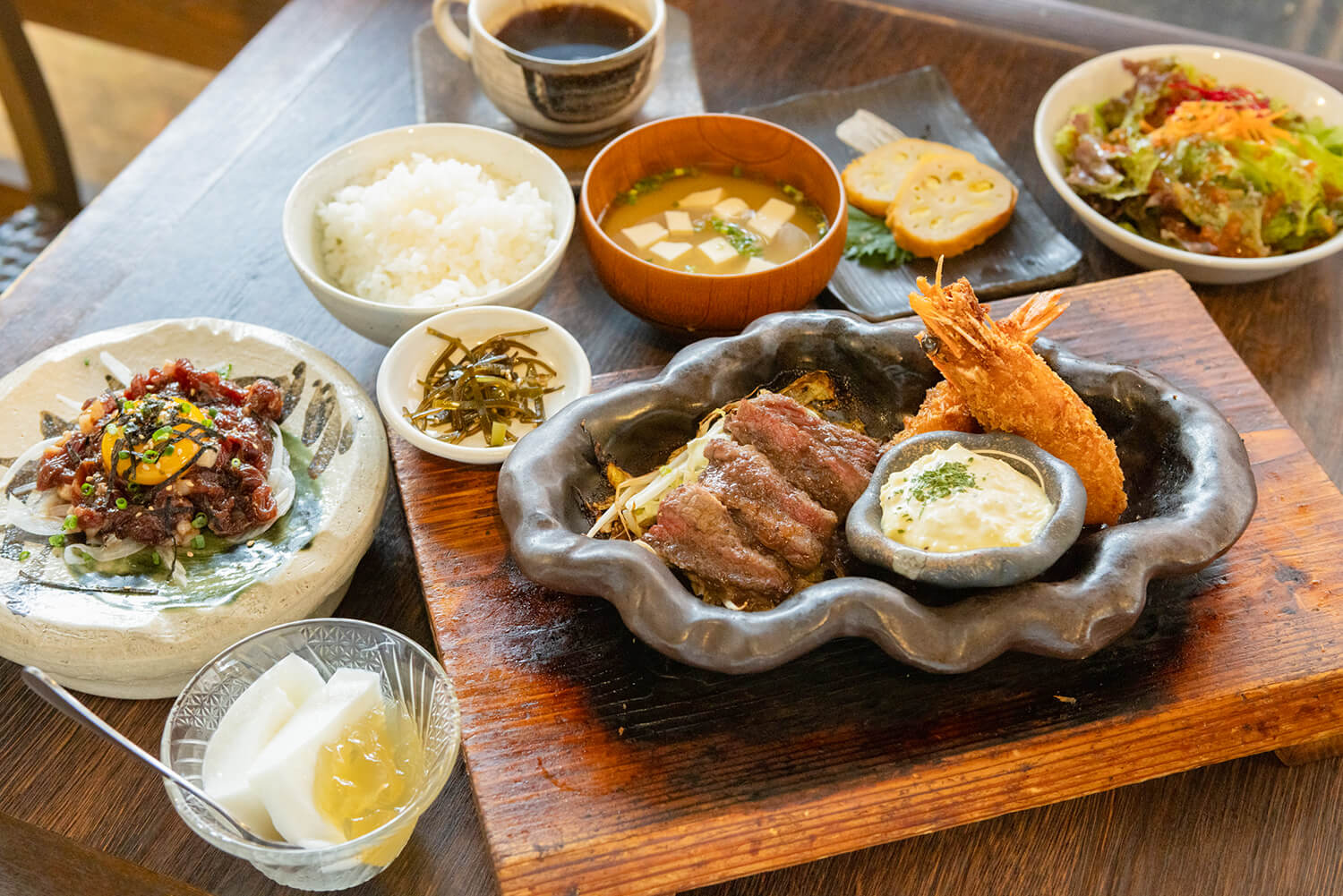 “令和御膳”JPY2500。 用陶瓷盤子端上來的黑牛肉一直熱騰騰的。