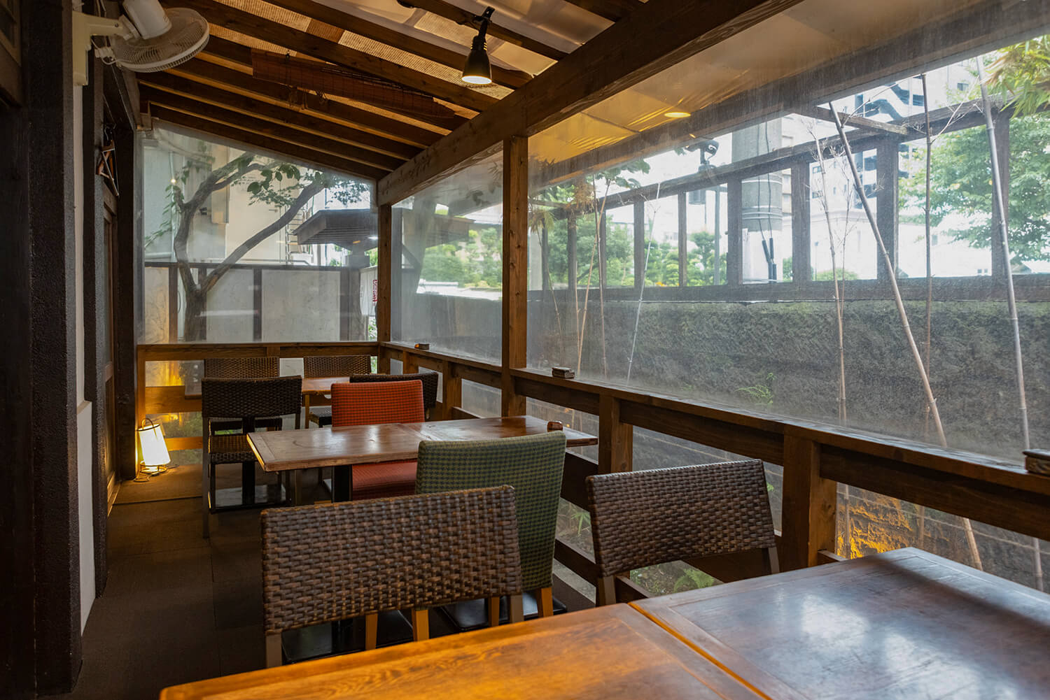 一樓除了桌子座位外，還有一個可容納4人的包廂