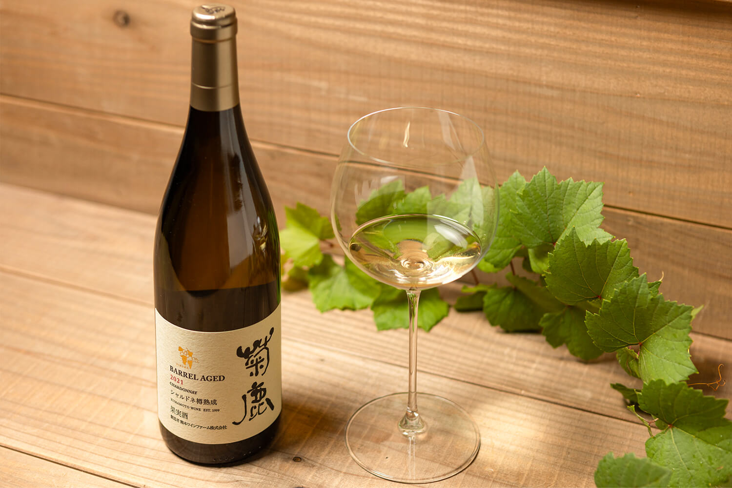 一款美麗的黃色白葡萄酒，略帶金色，“Kikuka Chardonnay Barrel Aged”