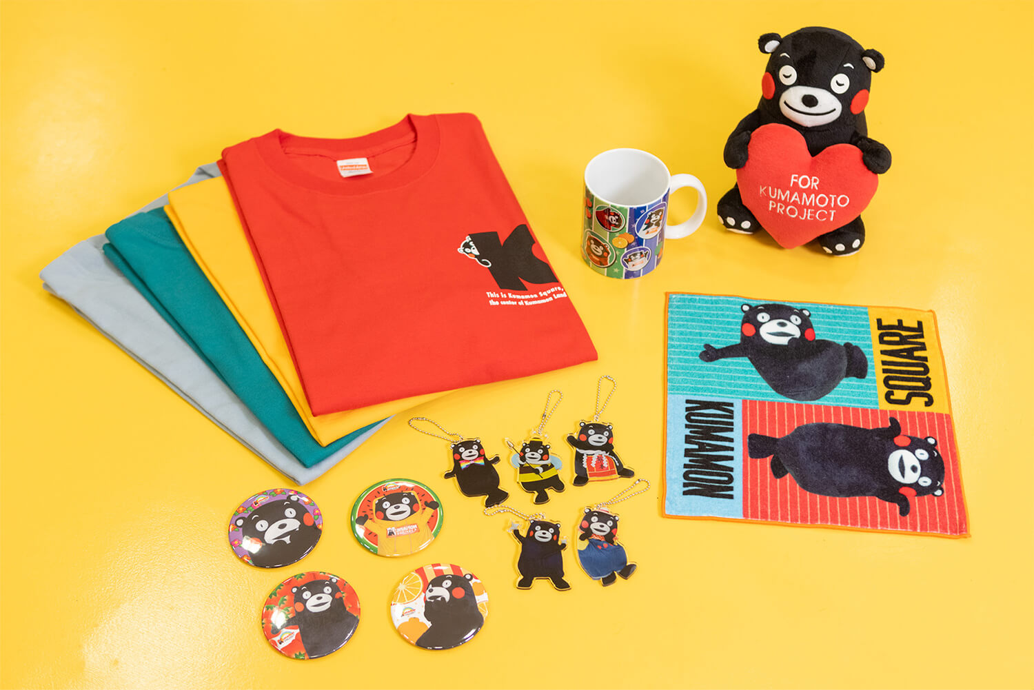 T恤JPY3500、壓克力鑰匙圈各820日圓、毛絨玩具JPY4380、迷你毛巾800日圓等。