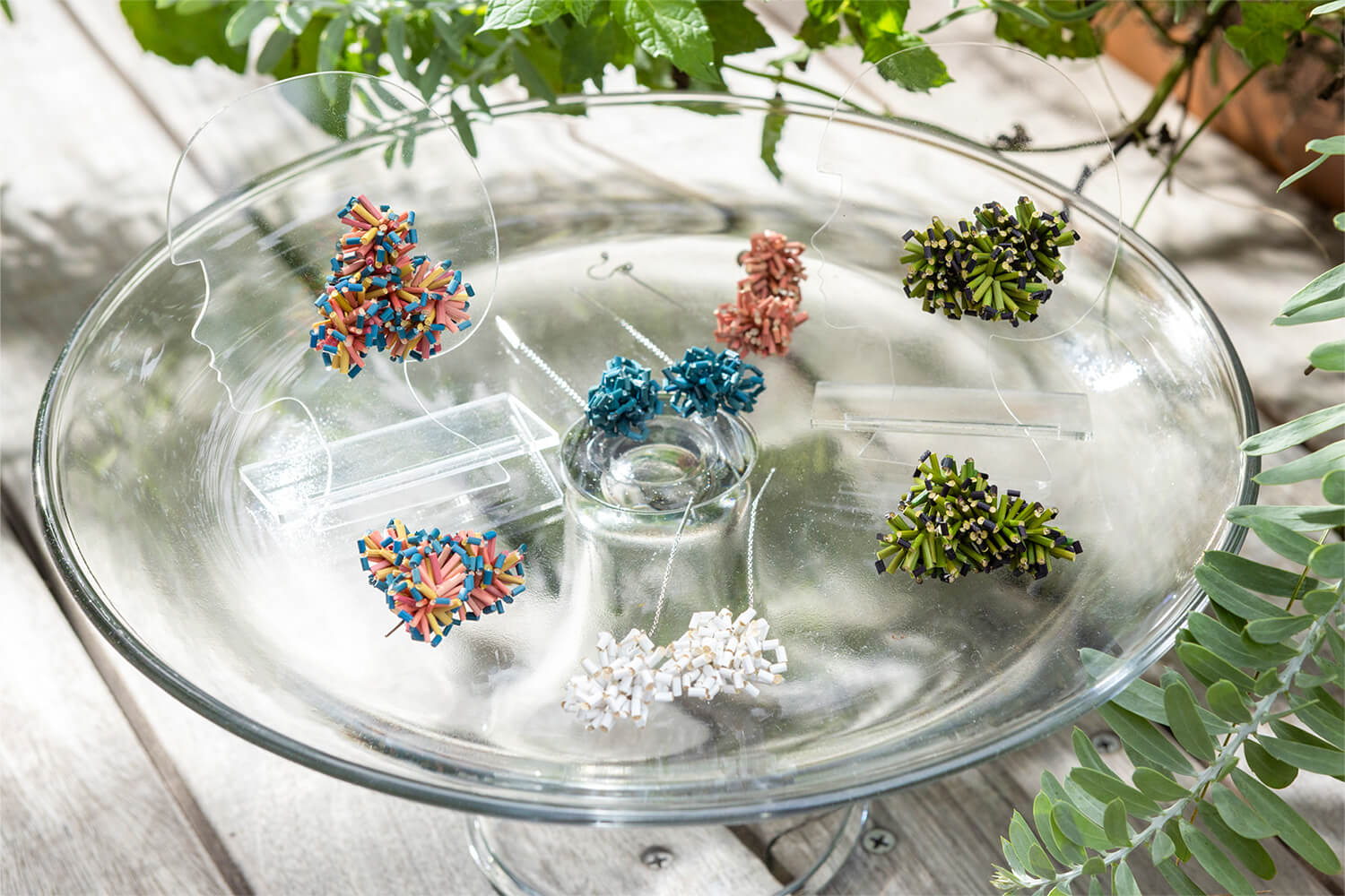 搖曳設計的「SWING」耳環JPY5500以煙火為靈感的「HANABI」耳環JPY8800