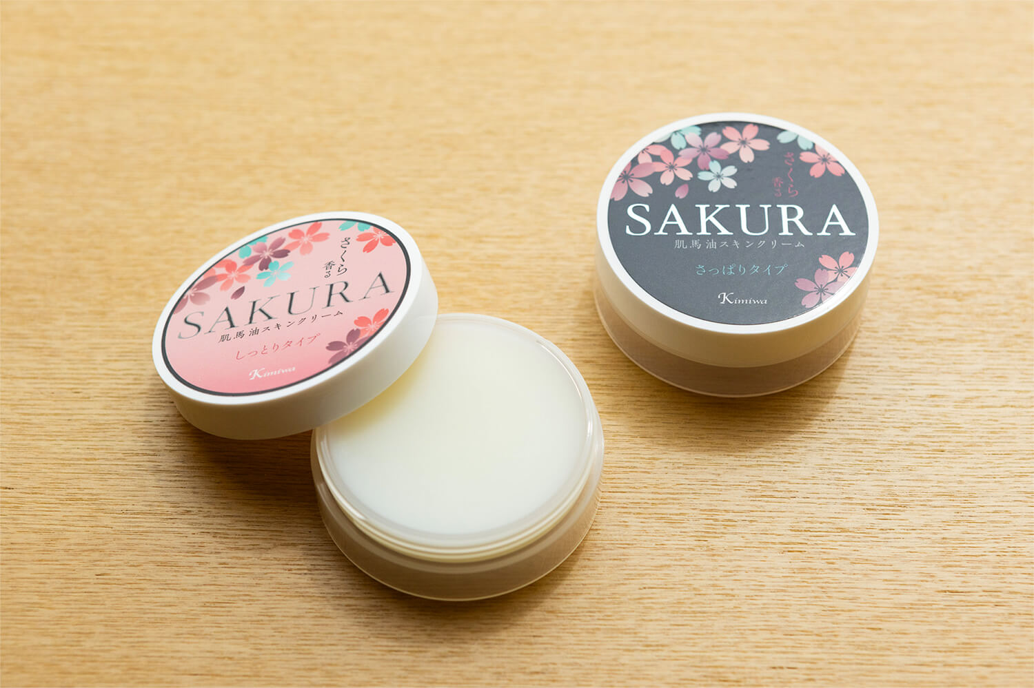左邊是「皮馬油櫻花」，濕潤型（左）和清爽型（右）。 每JPY1100 25 克