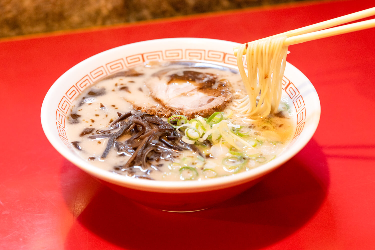 「熊本拉麵」580日圓。 叉燒和木耳等標準配料裝飾著碗