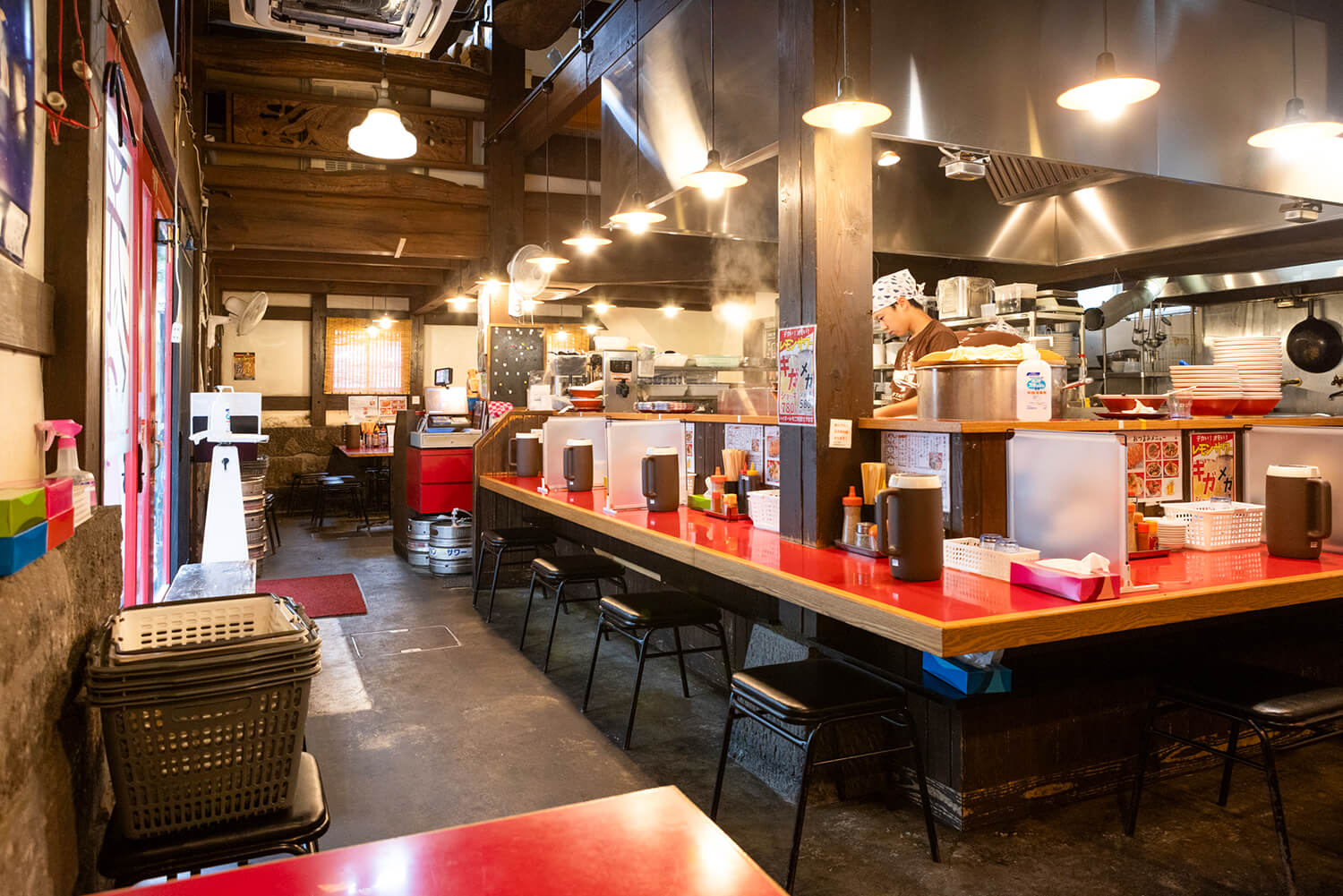 許多人在午餐時間等白天和深夜來吃拉麵