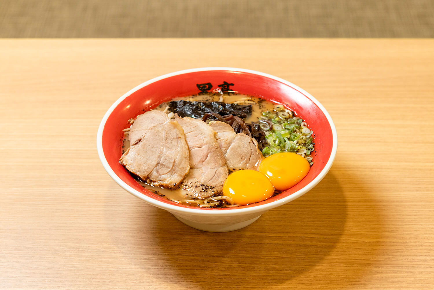 「蛋拉麵」JPY1050。 可以選擇兩個蛋黃或一個半熟的味付蛋作為配料。 大份是JPY1300